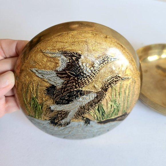 Vintage solid brass round jewelry/storage box with enamel birds/ducks design. - Picture 7 of 8